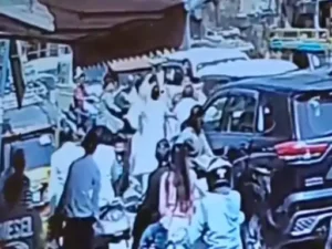 Mathura News: वृंदावन कार टक्कर के बाद हंगामा