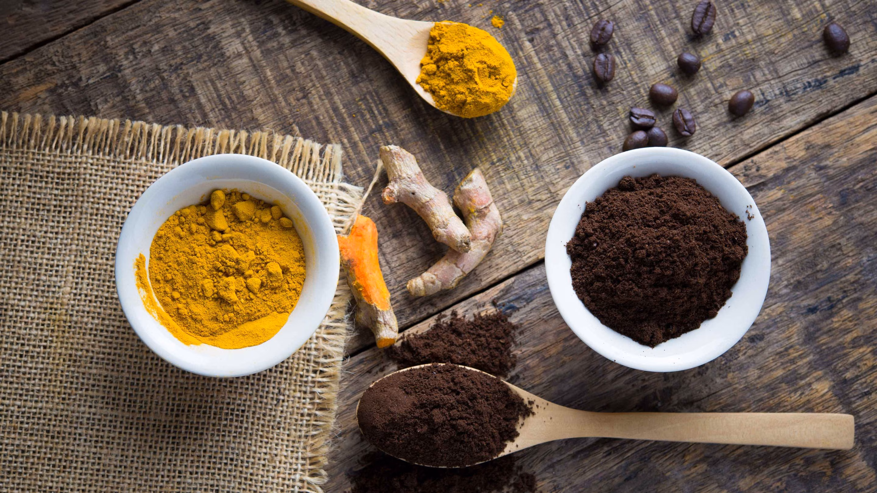 कॉफी और हल्दी फेस मास्क से चमकदार त्वचा