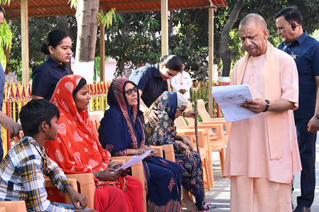 गोरखनाथ मंदिर में मुख्यमंत्री का जनता दर्शन
