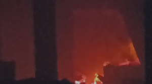 इलेक्ट्रॉनिक शोरूम और स्टोर में भड़की आग