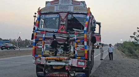 तेज रफ्तार का कहर: बस-ट्रक की भीषण टक्कर