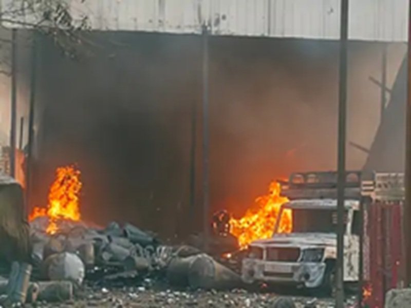 नीमराना कबाड़ गोदाम में भीषण अग्निकां