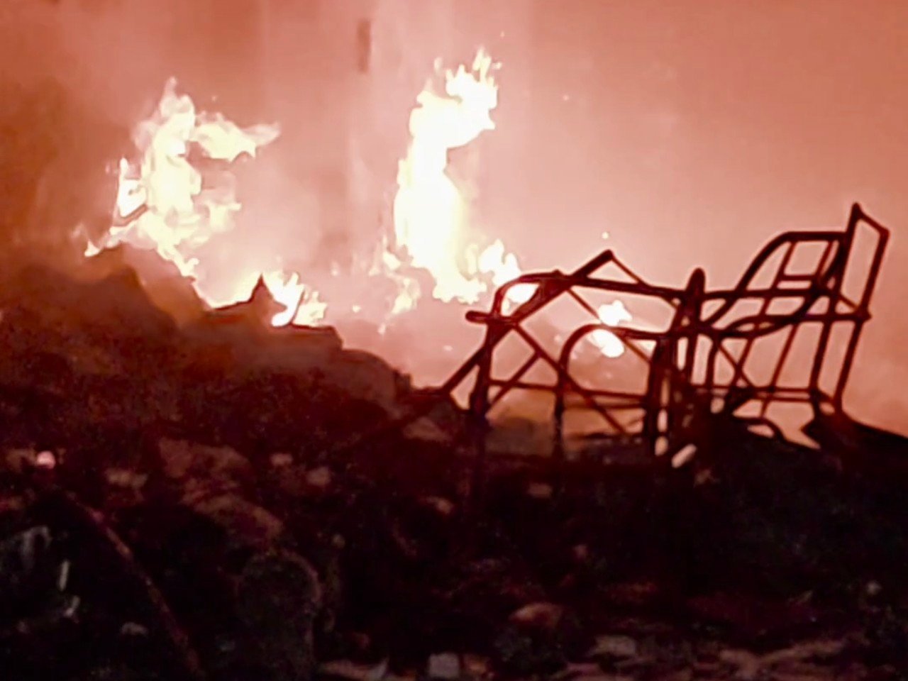 इलेक्ट्रॉनिक शोरूम और स्टोर में भड़की आग