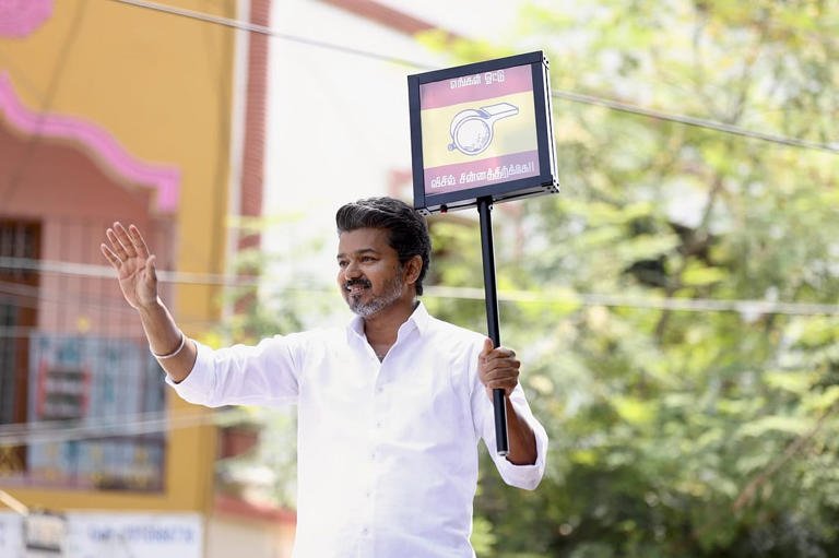 विजय पर बिना अनुमति रोड शो का आरोप