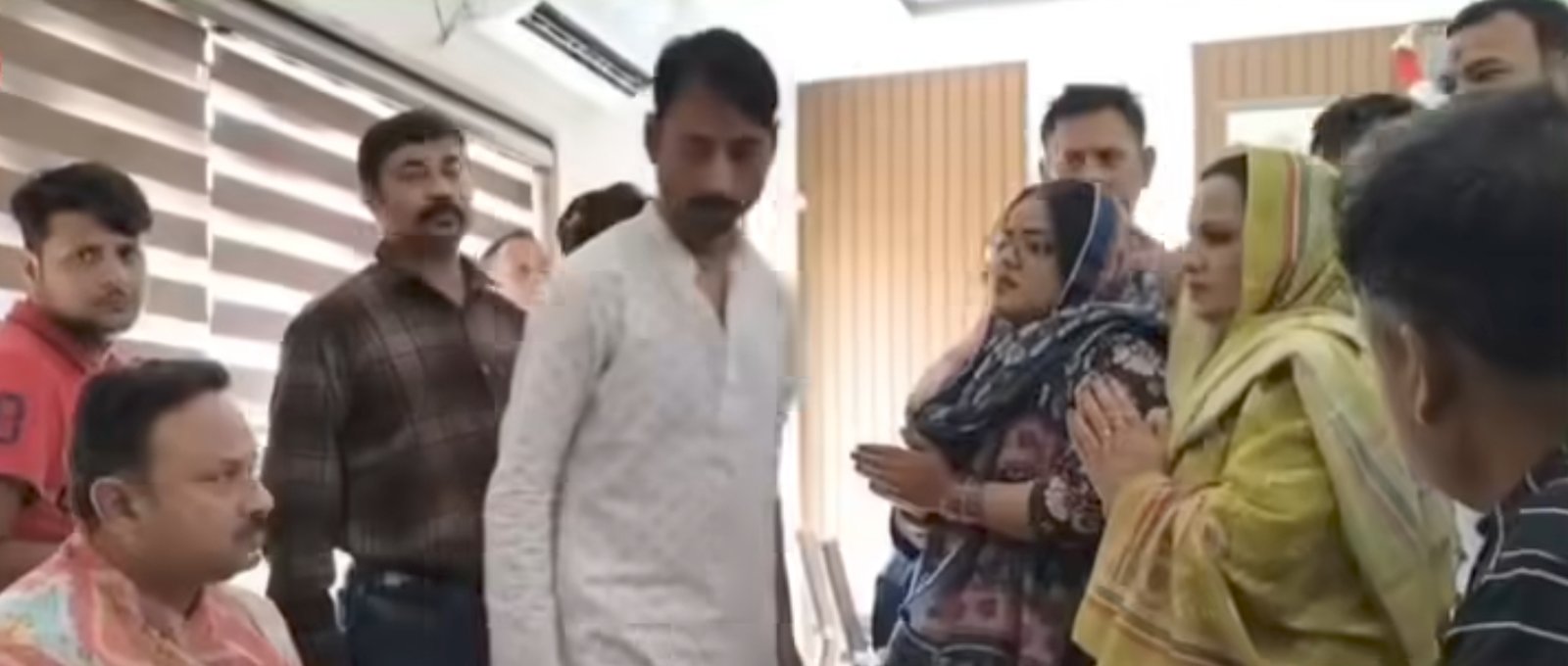 वृंदावन कार टक्कर के बाद हंगामा