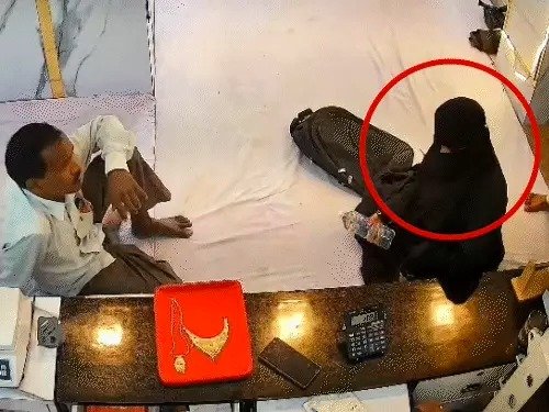 अयोध्या में बुर्के वाली महिला