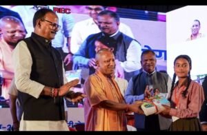 पारंपरिक के साथ तकनीकी शिक्षा पर जोर