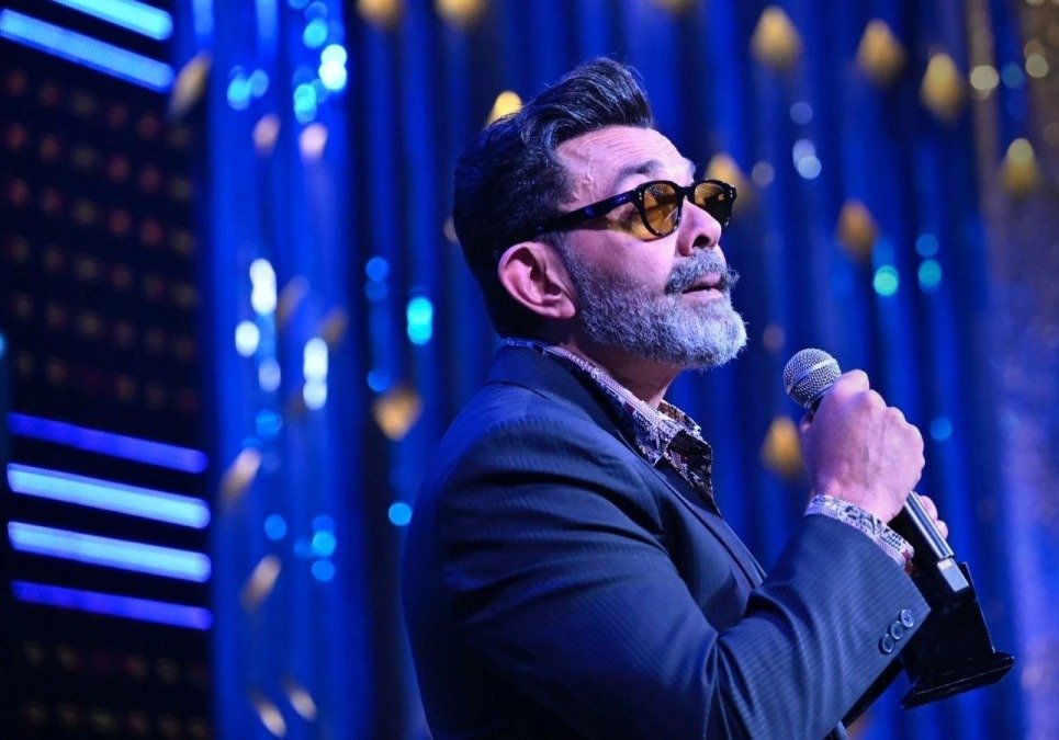 अवॉर्ड लेते हुए बॉबी देओल की आंखों से छलके आंसू दिवंगत धर्मेद्र को मिला लाइफटाइम अचीवमेंट अवॉर्ड