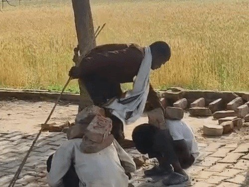 सोनभद्र में छड़ी लेकर बच्चों को धमकाता रहा