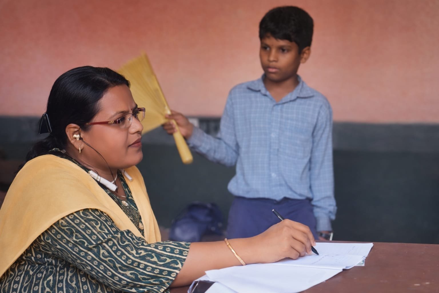 बच्चों से सेवा कराती और पंखा झलवाती दिखी मैडम! वीडियो देख घूम जाएगा आपका दिमाग