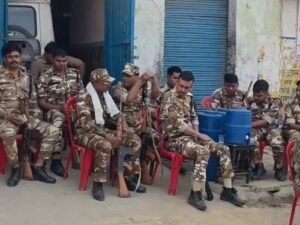 Sambhal Bulldozer Action: मस्जिद की मीनार गिरी, गांव में बढ़ा तनाव