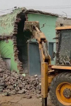 मस्जिद की मीनार गिरी, गांव में बढ़ा तनाव