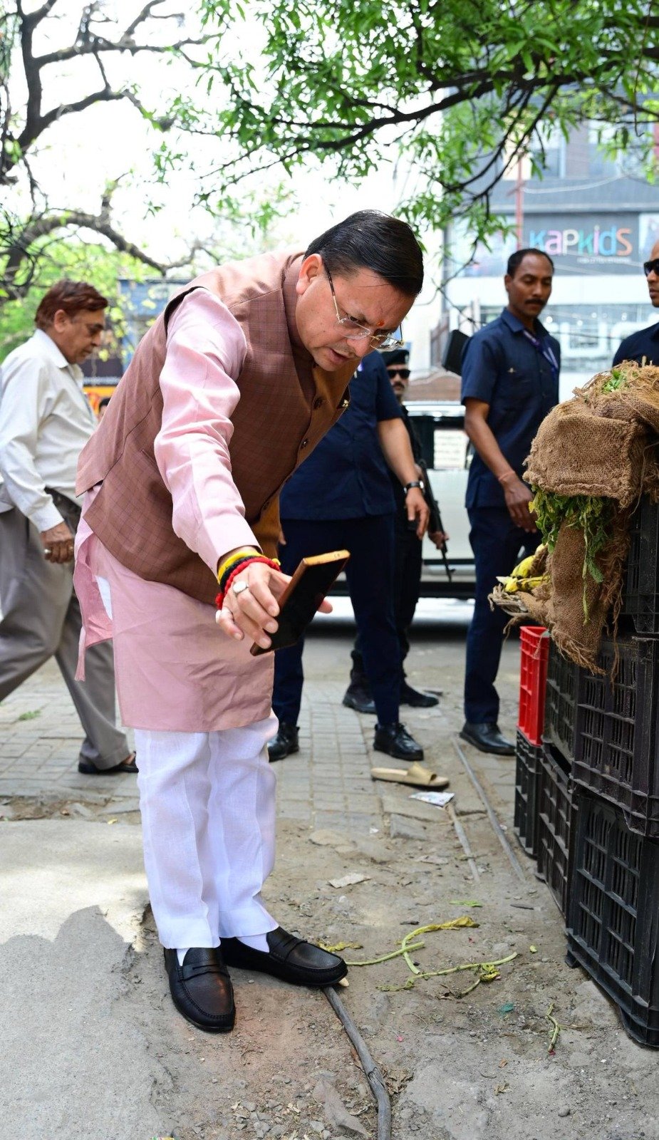 जन शिकायत की पड़ताल करने मौके पर पहुंचे सीएम धामी