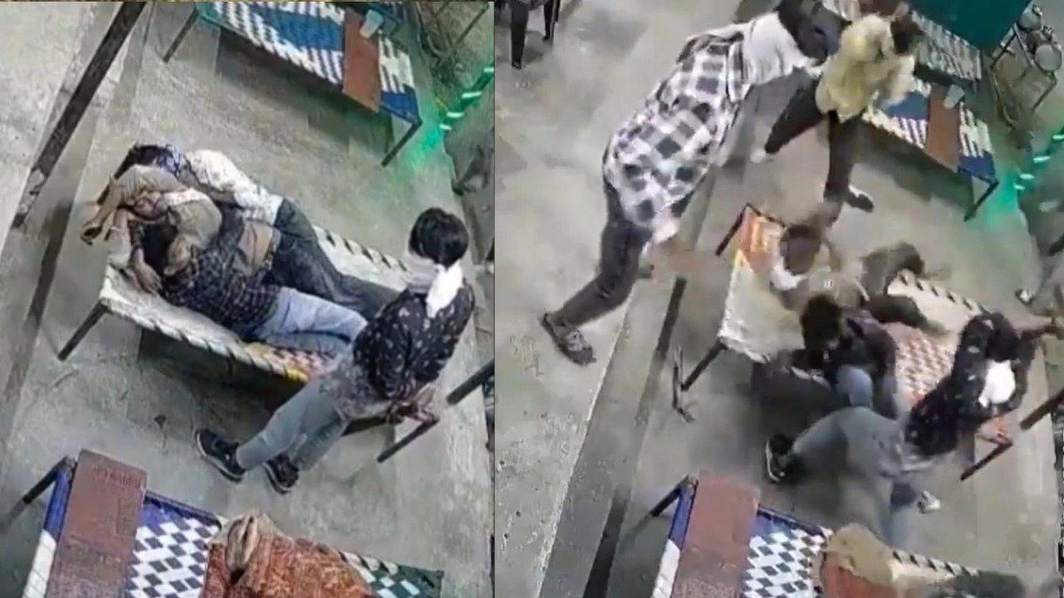 होटल के बाहर एक चारपाई पर सोए 3 लोग