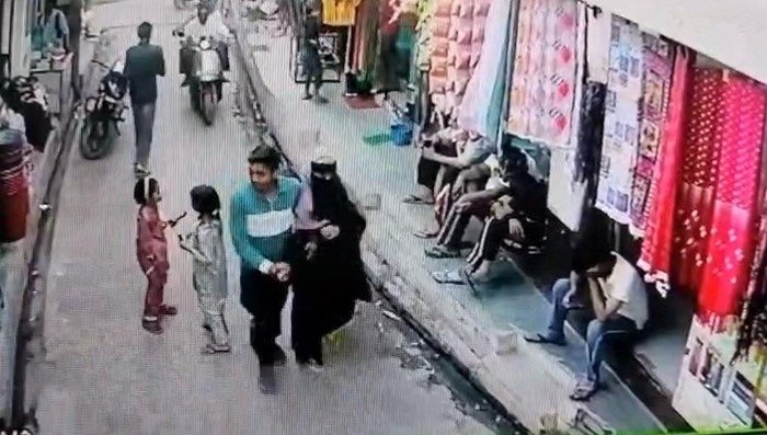 सरेबाजार बुर्के वाली युवती को खींचकर ले गया युवक