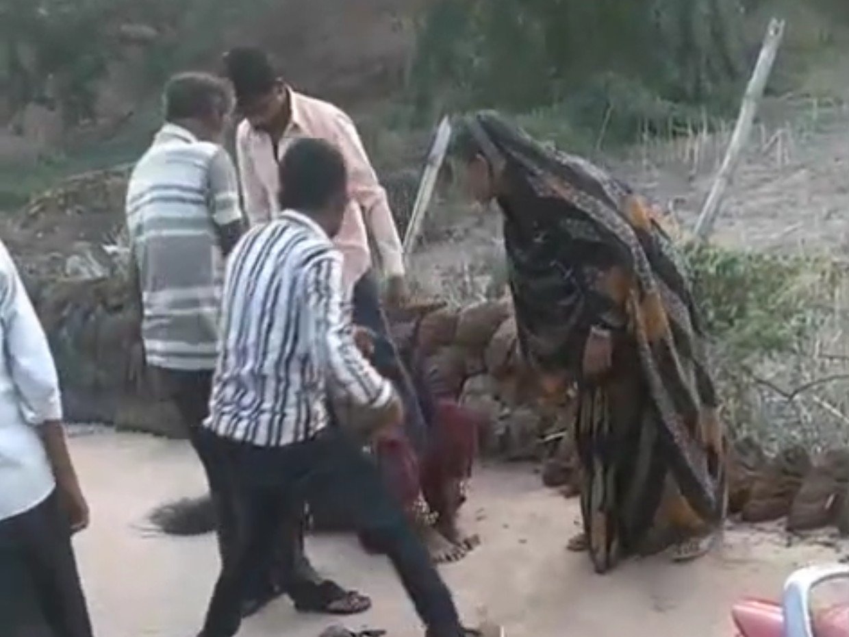 बांदा में युवती की परिजनों ने की पिटाई
