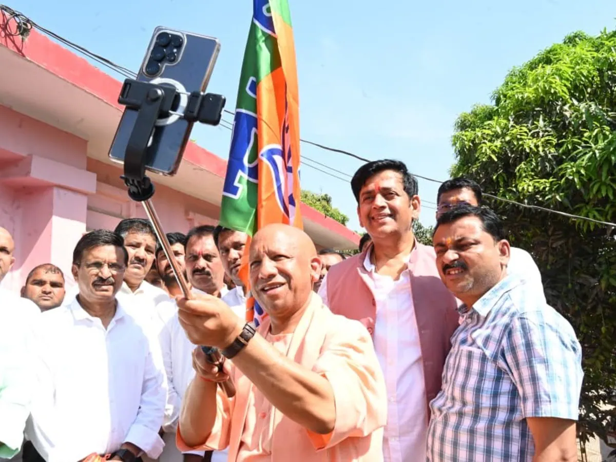 सीएम योगी ने फहराया बीजेपी का झंडा, कार्यकर्ताओं संग मनाया स्थापना दिवस और ली सेल्फी