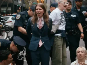 होर्मुज नाकाबंदी के बीच चीनी टैंकर ने तोड़ी बंदिशें