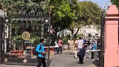 Delhi News: दिल्ली विधानसभा की सुरक्षा में बड़ी चूक, स्पीकर की गाड़ी पर स्याही फेंक आरोपी फरार