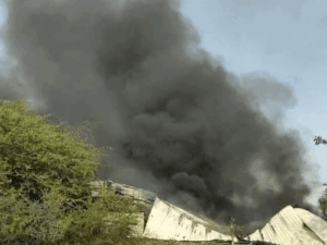 नीमराना कबाड़ गोदाम में भीषण अग्निकां