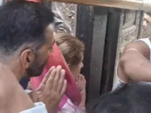 टाइगर श्रॉफ ने भी नंदी के कान में अपनी प्रार्थना कही