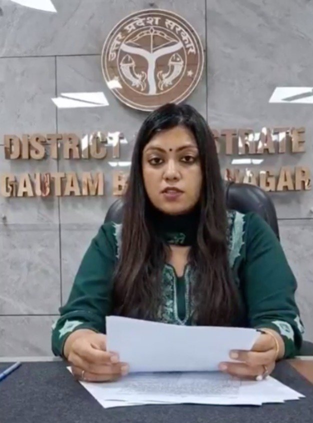 नोएडा में प्रदर्शन के बीच DM का वीडियो वायरल, ओवरटाइम पेमेंट और वीक ऑफ का आश्वासन