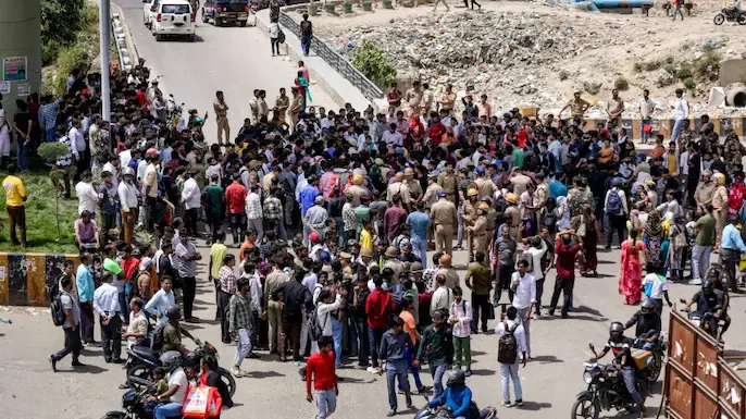 नोएडा में मजदूरों के उग्र प्रदर्शन के बीच पत्रकारों पर हमला, महिला रिपोर्टर से भी मारपीट