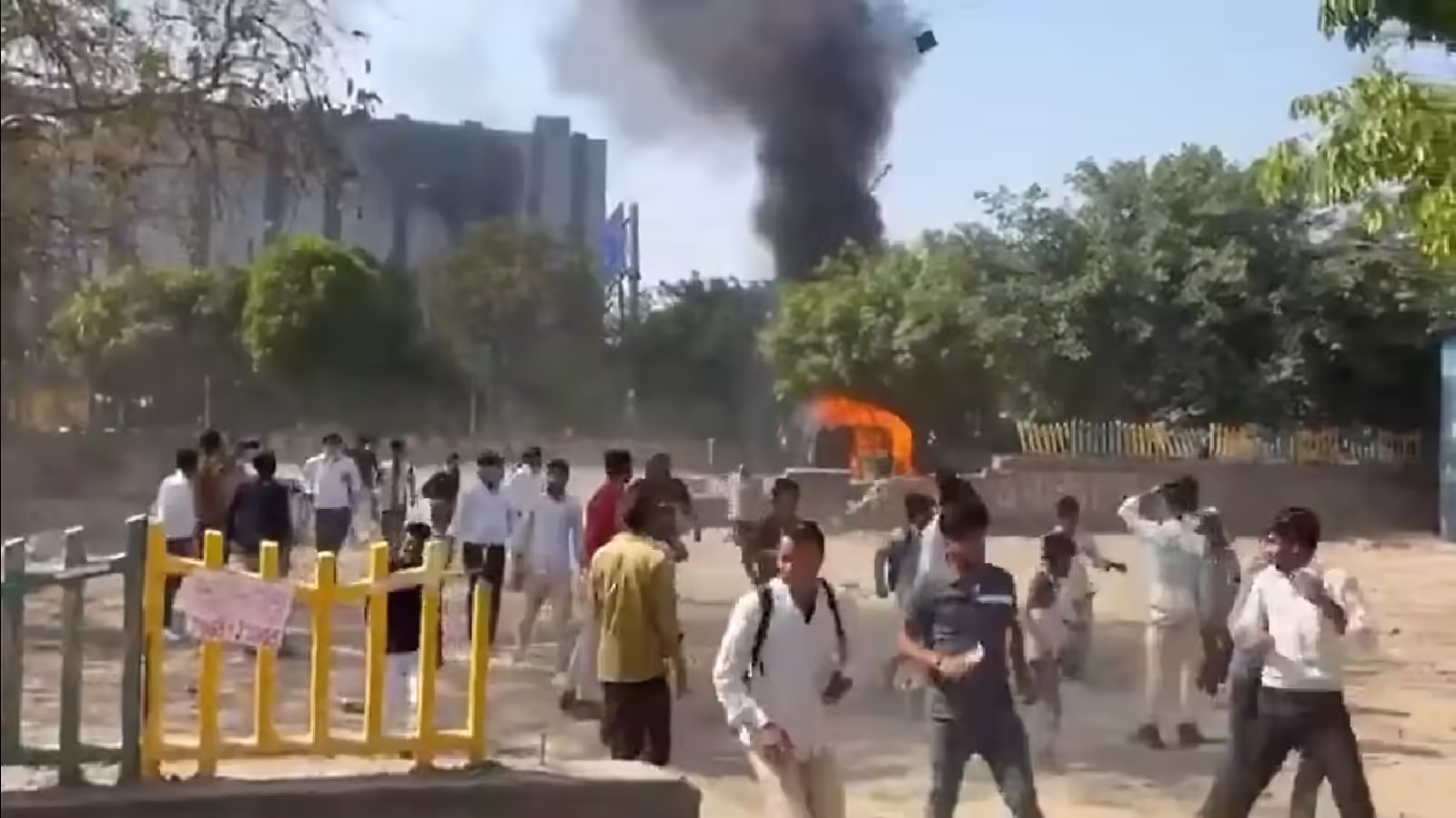 नोएडा में मजदूरों का उग्र प्रदर्शन, 10 गाड़ियों में आग, पुलिस पर पथराव से मचा हड़कंप