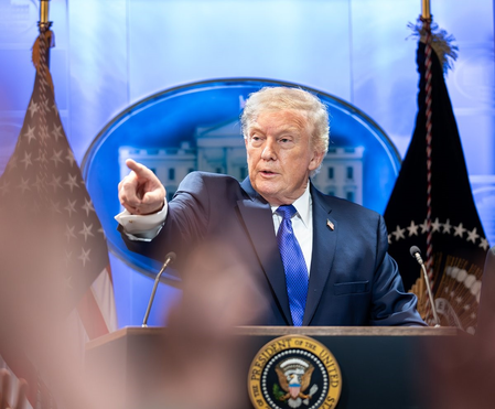 US-Israel-Iran War: अपने ही बुने जाल में फंस गए राष्ट्रपति ट्रंप, अमेरिका में क्यों हो रहा है विरोध ?