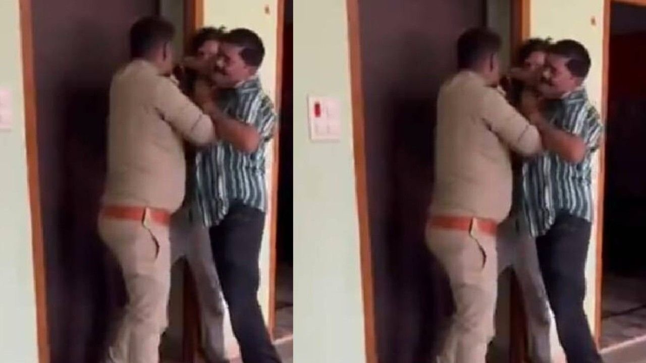 झांसी में सिपाही ने कॉलर पकड़कर हड़काया