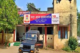 Medininagar: युवक ने ममेरी बहन को कुल्हाड़ी से काट डाला और खुद ट्रेन के आगे कूदकर दी जान, जानिए क्यों ?