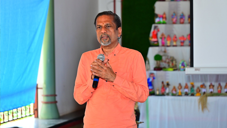 New Delhi: अमेरिका में भारतीयों की सफलता को गलत तरीके से देखा जाता है, वैज्ञानिक वेम्बु बोले-'घर लौट आओ'