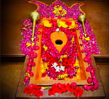 Etawah: जहां हनुमान जी भक्तों के चढ़ाते ही चट कर जाते हैं प्रसाद के लड्डू, पी लेते हैं दूध और पानी