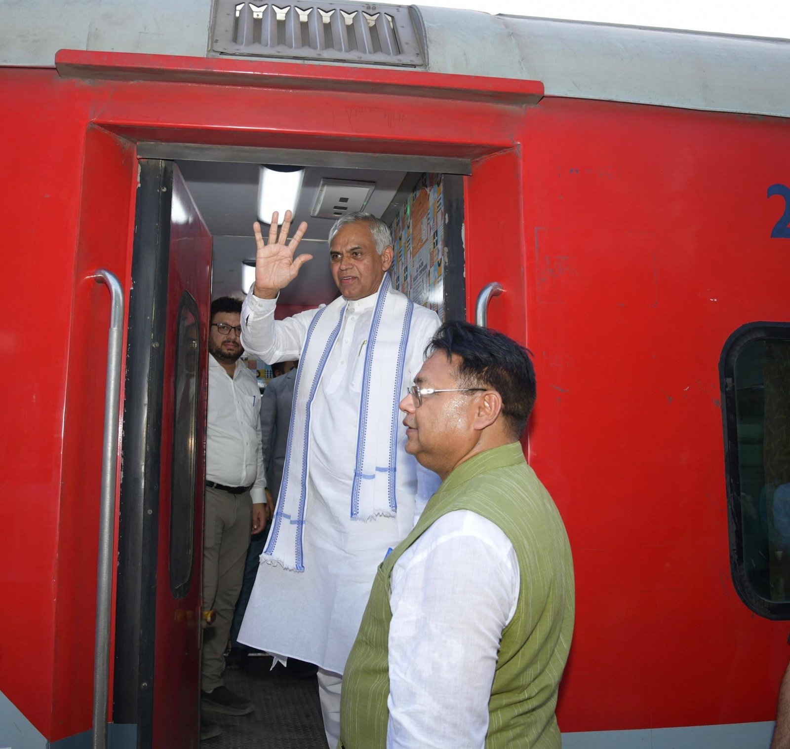 हेलीकॉप्टर छोड़ ट्रेन से यात्रा पर निकले राज्यपाल