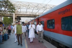 हेलीकॉप्टर छोड़ ट्रेन से यात्रा पर निकले राज्यपाल