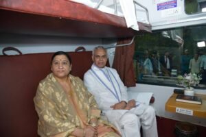 Acharya Devvrat: हेलीकॉप्टर छोड़ ट्रेन से यात्रा पर निकले राज्यपाल