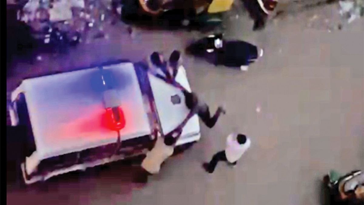 वेजलपुर पुलिस पर आरोपियों को सार्वजनिक रूप से बांधकर पीटने के आरोप