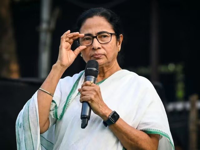 कालीघाट में पूर्व मुख्यमंत्री ममता बनर्जी