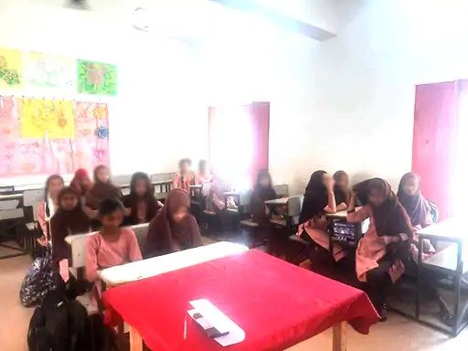 संभल में प्रिंसिपल और सहायक टीचर निलंबित