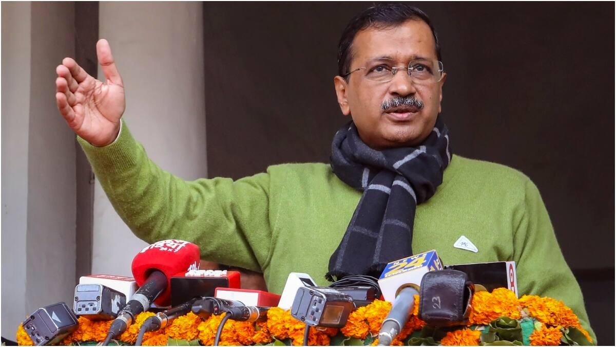 चलती बस में महिला से गैंगरेप पर सियासत तेज, केजरीवाल