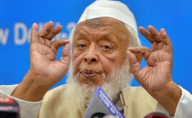 अरशद मदनी ने की गाय को राष्ट्रीय पशु घोषित करने की मांग