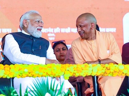 सीएम योगी ने पीएम मोदी को दी बधाई