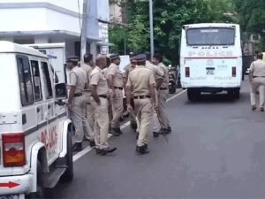 ED Raid: पूर्व सीएम के घर ED Raid से मचा हड़कंप, समर्थकों ने किया जोरदार हंगामा