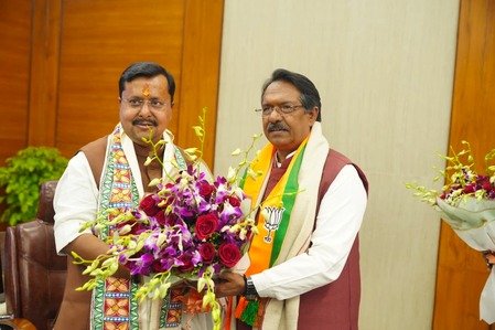 जानें कौन हैं हर्ष मल्होत्रा