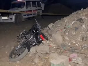 इसी बाइक से असद भाग रहा था, फायरिंग में बाइक फिसल गई।