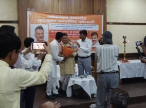 भगत सिंह कोश्यारी का भव्य अभिनंदन करते लोग