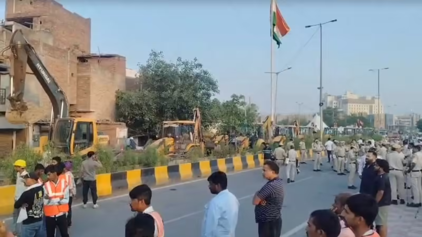 दिल्ली के शालीमार बाग में 300 मकानों पर बुलडोजर कार्रवाई