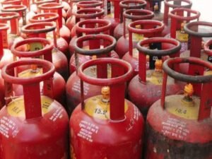 LPG Cylinder Price Hike: गैस के बढ़ते दामों ने बढ़ाई टेंशन