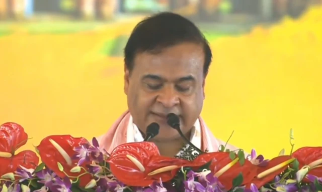 असम में फिर गूंजा कमल का जयघोष, प्रधानमंत्री मोदी की मौजूदगी में हिमंत बिस्वा सरमा ने दूसरी बार ली शपथ