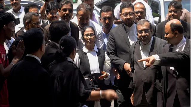 बंगाल में भी चला बुलडोजर? काला कोट पहन हाईकोर्ट पहुंचीं ममता बनर्जी, चीफ जस्टिस के सामने खुद रखेंगी पक्ष